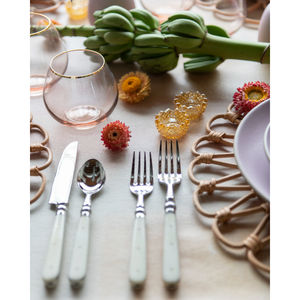 Ensemble de couverts en acier inoxydable à poignée design blanc élégant couverts modernes et élégants parfaits pour les repas à la maison et les occasions spéciales - Product Image 2