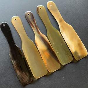 Chausse-pied en corne de buffle naturelle authentique avec un design artisanal traditionnel de luxe pour la chambre à coucher, le placard et les voyages - Product Image 4