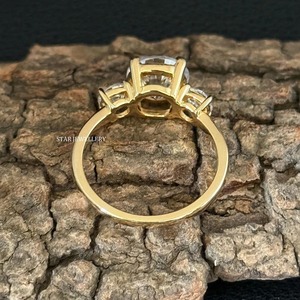 Bague de fiançailles en diamant Moissanite à trois pierres en or massif 14K, bague en diamant Moissanite à trois pierres - Product Image 4