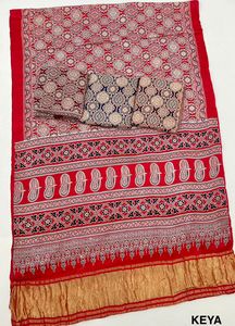 Collection de saris imprimés Ajrakh en modal pur de qualité supérieure avec imprimés Handblock avec bordure Lagadi Patta disponible aux tarifs de gros - Product Image 4