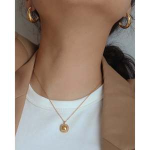 Collana con Ciondolo Quadrato Dorato a Forma di Croissant, Antiossidante, Texture Geometrica, Collana Stratificata, Regalo alla Moda - Product Image 2