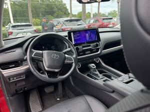 Limpio de segunda mano 2024 Toyo_ta Grand Highlander Limited tracción delantera - Product Image 3