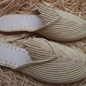 รองเท้าทำด้วยมือโมร็อกโกทำจากใยปาล์มธรรมชาติและฝ่าเท้าหนังแท้ Ziraffia - Product Image 1
