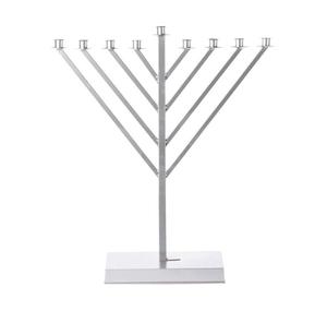 Menorá Alta Contemporánea Plateada con Líneas Geométricas Claras para una Decoración Moderna y Elegante del Hogar - Product Image 1