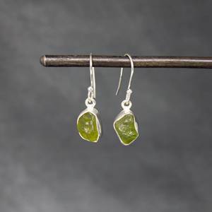 ต่างหูแบบหยดน้ำประดับพลอยเพอริดอทดิบ เงินแท้ 925 ชุบทอง เหมาะสำหรับงานปาร์ตี้และเป็นของขวัญสำหรับผู้หญิง - Product Image 1