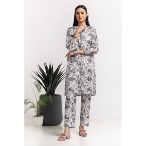 ชุดเซ็ตผู้หญิงสีเทาขี้เถ้าลายพิมพ์ด็อบบี้ สไตล์ลำลองสปอร์ต เสื้อฮู้ดแขนสามส่วน กางเกงขาสั้น สำหรับชุดฤดูใบไม้ผลิ/ฤดูร้อน ผ้าเครป - Product Image 2