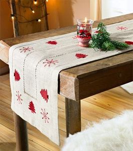 Elegantes Caminos de Mesa Modernos de Lino con Bordado Floral, Hechos a Mano y Personalizables, Lavables para una Recepción Elegante en el Hogar - Product Image 3