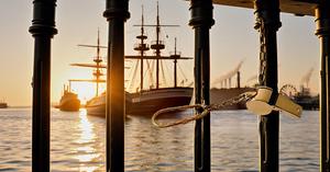 Porte-clés sifflet de sécurité en laiton élégant avec clip mousqueton durable - Product Image 6