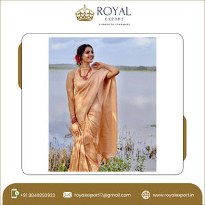 ชุดประกอบชิ้นส่วนสำหรับงานแต่งงานหรูหราดีไซเนอร์,ชุดส่าหรีทอผ้าไหมเนื้อนุ่มสีเงิน Banarasi - Product Image 2