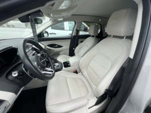 Bien mantenido limpio 2022 Jagua-r SE - Product Image 3