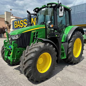 Tractores agrícolas John Deeree 6120M bastante usados a la venta - Product Image 1