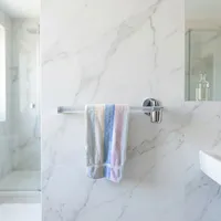 Porte-serviettes en verre trempé blanc givré avec support mural en acier inoxydable brossé Accessoire de salle de bain minimaliste et durable