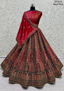 Hermosa Lehenga Choli con doble Chunni y varios trabajos de parches bordados - Product Image 3