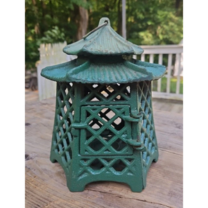 โคมไฟเจดีย์โลหะสีส้มแบบวาดมือสมัยใหม่ พร้อมกระดิ่งตกแต่งและโคมแก้วสำหรับตกแต่งบ้านบนโต๊ะ - Product Image 2