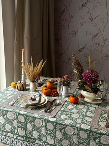 Mantel de Algodón Floral Moderno Hecho a Mano, Elegante y Versátil, en Varios Tamaños, con Diseño Estampado en Bloque, Ideal para Regalos de Acción de Gracias y Navidad - Product Image 3