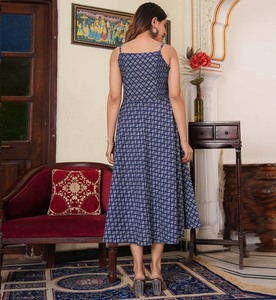 Vestido anarkali de algodón con estampado floral azul para mujer, con diseño sin mangas y cuello cuadrado, con bordado estilo smoking, elegante. - Product Image 2