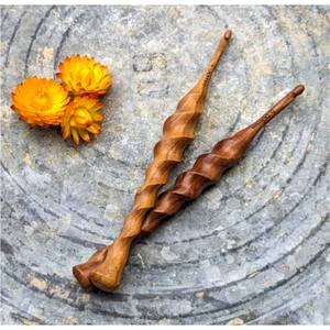 Ensemble d'aiguilles à crocheter ergonomiques en résine, grandes aiguilles à tricoter pour les mains arthritiques |   Aiguille en résine torsadée faite à la main sur mesure - Product Image 3