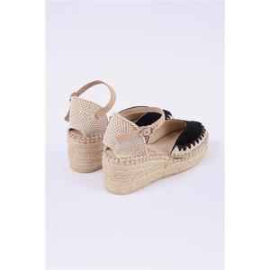 Alpargata cerrada con punta en cuña - Product Image 3