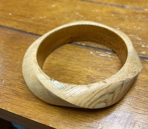 Brazaletes Étnicos de Madera Natural Pulida, Hechos a Mano, Ecológicos y Duraderos para Mujer - Diseño Religioso Moderno para Artesanías Naturales - Product Image 6