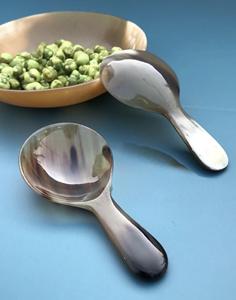 Cuchara de Cuerno de Búfalo Natural, Hecha a Mano y Pulida, Perfecta para Servir Especias, Condimentos o como Decoración de Mesa, Alta Calidad - Product Image 1