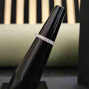 Bague demi-éternité classique tendance en acier inoxydable avec moissanite sertie clos, plaquée or 18 carats, certifiée IGI, unisexe, pour usage quotidien - Product Image 1