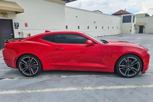 EXCELENTE ESTADO, CHEVROLET CAMARO LT1 2021, V8 DE 455 HP, CON VOLANTE A LA DERECHA/IZQUIERDA, LISTO PARA ENTREGAR - Product Image 2