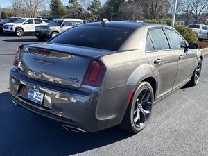 Chrysler 300 S V6 RWD Gris 2024 Usado con Asientos de Cuero, Sistema de Navegación, Paquete de Tecnología de Arranque Remoto, Asientos con Calefacción, Control Remoto - Product Image 2