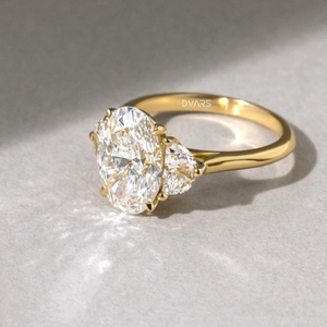 Bague en diamant taille ovale à trois pierres Bijoux de fiançailles cultivés en laboratoire Élégant personnalisable en or blanc jaune et rose - Product Image 2