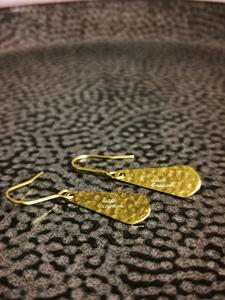 Boucles d'oreilles pendantes en laiton au design martelé élégant |   Boucles d'oreilles légères faites à la main pour femmes, bijoux de mode - Product Image 3