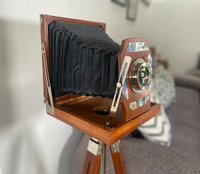 Appareil photo vintage de style rétro avec trépied en bois Pièce de décoration intérieure élégante idéale pour l'affichage de la photographie classique