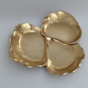 Serveur de fruits secs en aluminium de qualité supérieure avec trois compartiments de feuilles connectés en finition or antique conçu pour la décoration - Product Image 3