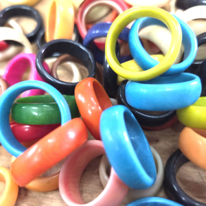 Bague en tagua faite à la main, moderne, unisexe, bijoux écologiques tendance aux couleurs vives de l'ivoire végétal - Product Image 1