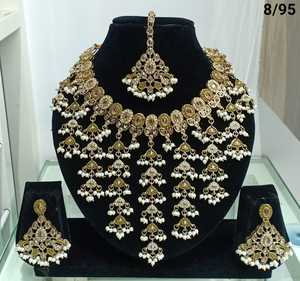 Lo último en collar de gargantilla de fantasía chapada en oro a la moda con motivo antiguo con mangtikka y pendientes y conjunto de joyería para mujer - Product Image 3