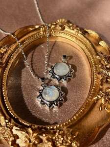 Collier pendentif soleil en pierre de lune naturelle fait à la main bijoux en pierres précieuses flash bleues avec chaîne en argent sterling de 20 à 22 pouces en option - Product Image 2