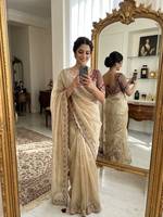 Sari en soie avec broderie de designer, travail de sequins et de fil Zari, et chemisier entièrement brodé avec travail de sequins et de fil Zari.