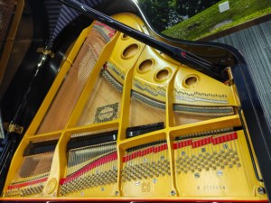 เปียโนแกรนด์ Yamaha C3B สภาพดีเยี่ยม จัดส่งรวดเร็ว งานฝีมือดั้งเดิม สวยงาม คีย์เรียบลื่น มือสอง 2153654 - Product Image 2