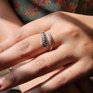 Bague serpent en argent oxydé plaine accessoire de mariage et de fête - Product Image 1