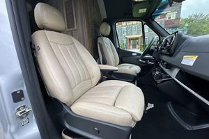 Mercedes-Benz Sprinter 2500 Airstream Interstate 19 Edición Tommy Bahama 4x4 2020, Usado en Buen Estado, Conversión Completa a Autocaravana, 3100 Millas - Product Image 5