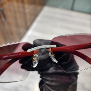 แว่นกันแดดฮิปฮอปกรอบสีแดงเข้มปรับแต่งได้จี้แฟชั่นหรูหรา VVS Moissanite พร้อมจี้ป้องกันแสงสะท้อนสำหรับผู้ชาย - Product Image 5