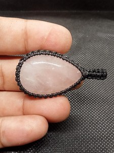 Colgante de Piedra Preciosa de Cuarzo Rosa Natural Pulido a Mano, Colgante de Hilo de Macramé con Cabujones de Joyería de Moda - Product Image 6