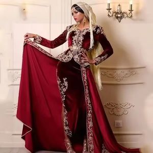 Perles de cristal, perles, pierre de verre sur robe KARAROU bordeaux avec trail sur tissu velours = 2025 - Product Image 1