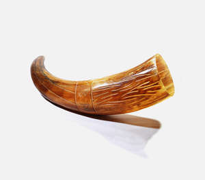 Authentique corne à boire viking en ambre miel, fabriquée à la main, avec des runes nordiques sculptées à la main et des rainures texturées en spirale élégantes - Product Image 6