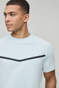 Ensemble t-shirt et short pour homme à empiècements coupe ajustée et logo personnalisé très exigeant Ensemble 2 pièces Tenue de sport et d'entraînement Vêtements de plage et de rue - Product Image 3