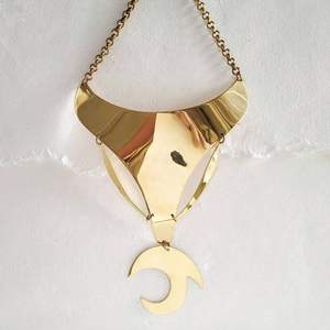 Collier ras du cou en laiton fabriqué à la main de haute qualité pour ensembles de bijoux ethniques pour commandes en gros - Product Image 1