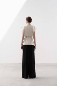 Ensemble de bureau 2 pièces pour femme, style coréen minimaliste, haut à col en V avec ceinture et pantalon large, 2025 OEM ODM fabriqué au Vietnam - Product Image 4