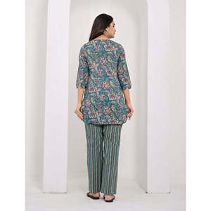 Conjunto de Dos Piezas de Algodón con Estampado Floral Azul, Atuendo de Verano con Detalle de Botones, Tallas XS-XL, Top de Manga Tres Cuartos y Pantalón - Product Image 5