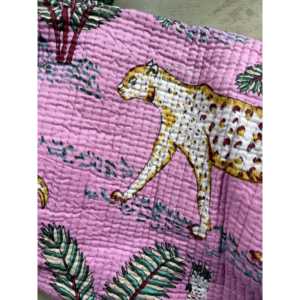 Bolsa de Regalo Rosa con Estampado de Jungla, Estilo Encantador con Cierre de Cremallera - Product Image 1