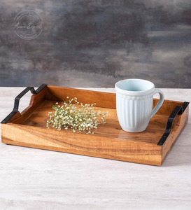 Plateau de service en bois rustique avec poignées en métal noir Plateau élégant et fonctionnel pour servir des boissons ou organiser des articles pour la maison - Product Image 2