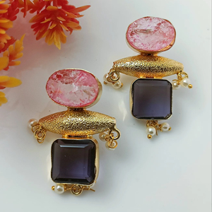 Elegantes pendientes colgantes hechos a mano chapados en oro de 18 quilates con diseño de piedra doble con piedras preciosas ovaladas texturizadas - Product Image 1