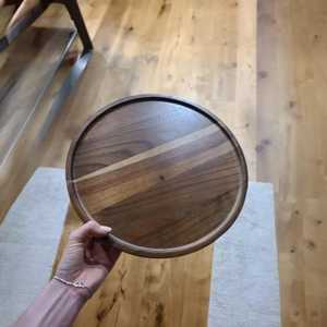 Plato redondo de madera al por mayor para servir aperitivos frutos secos bandeja de madera de acacia - Product Image 1